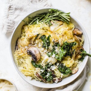 Caramelized Onion Spaghetti Squash | squash filled with onions, mushrooms and kale for a healthy, vegetarian meal | thealmondeater.com